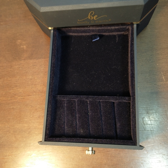 body and earth Jewerly Gift Box, Blue Color With red Roses Excellent Condition - Picture 7 of 13